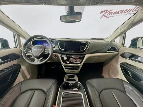 Used 2024 Chrysler Pacifica Touring-L image 10