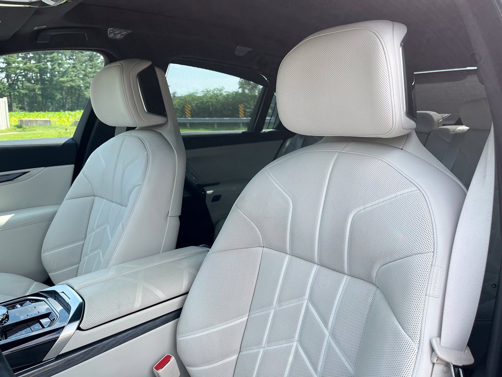 Used 2024 BMW 760i xDrive AWD/4WD image 19