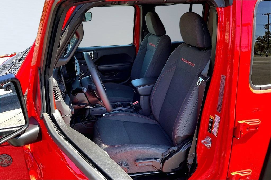 Certified 2025 Jeep Wrangler Unlimited Rubicon w/ Convenience Group AWD/4WD image 3