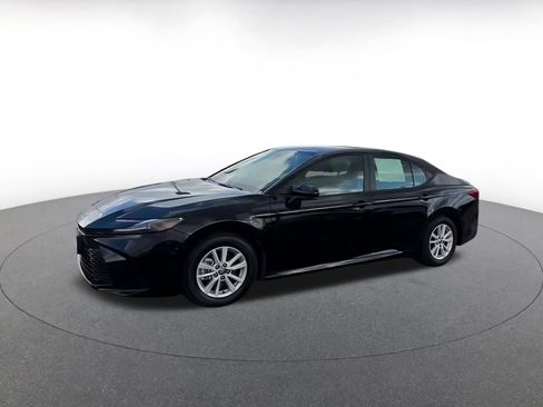 Used 2025 Toyota Camry LE image 8