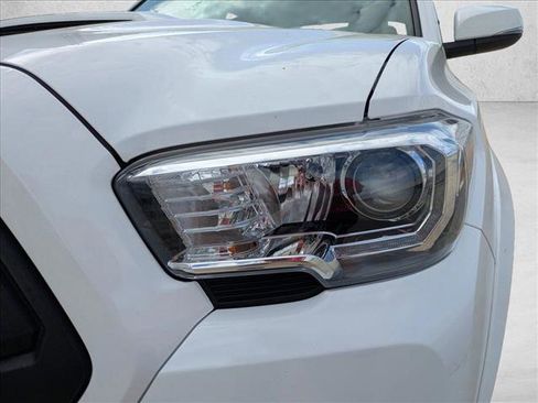 Used 2022 Toyota Tacoma TRD Sport w/ Technology Package image 9