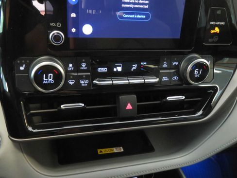 Used 2023 Toyota Highlander XLE FWD image 45