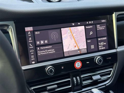 Used 2025 Porsche Macan image 27