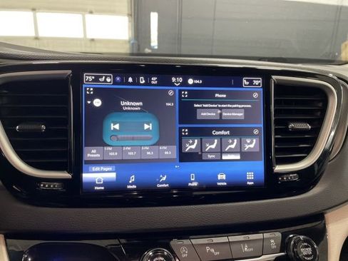 Used 2024 Chrysler Pacifica Touring-L image 17