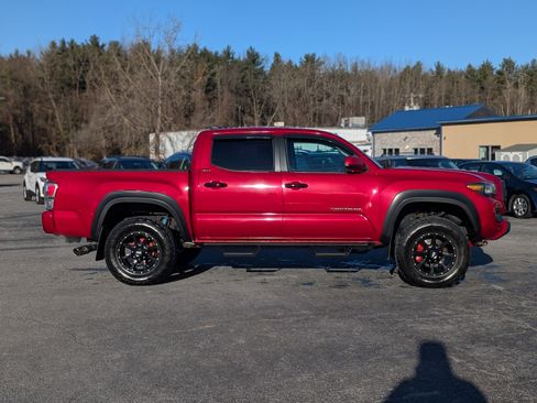 Used 2017 Toyota Tacoma SR image 11