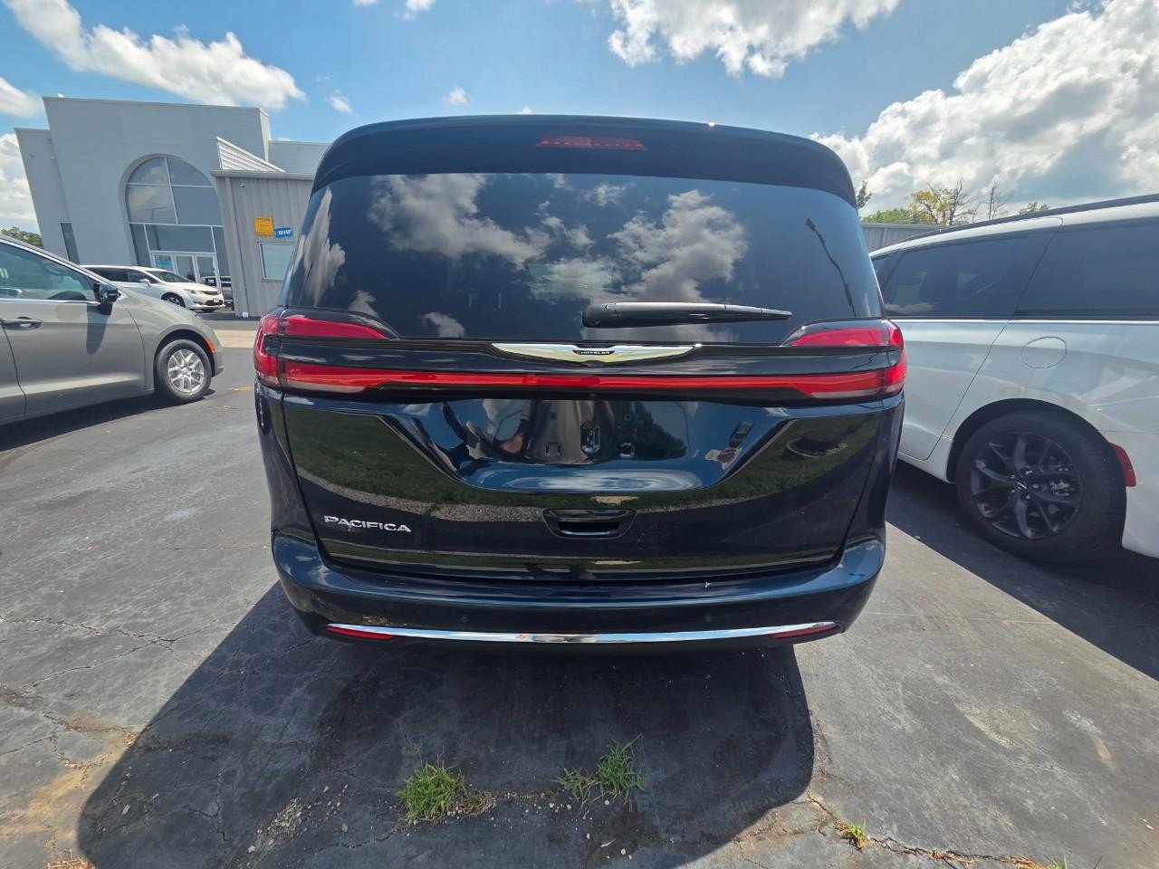 New 2025 Chrysler Pacifica Select FWD image 36