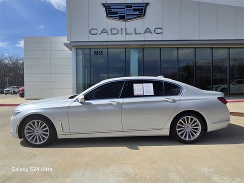 Used 2021 BMW 740i w/ Premium Package image 2
