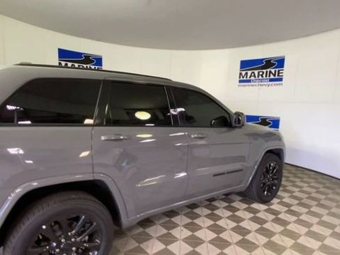 Used 2021 Jeep Grand Cherokee Laredo X AWD/4WD image 2