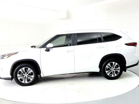 Used 2024 Toyota Highlander XLE AWD/4WD image 3