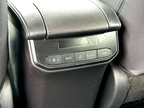 Used 2024 Toyota Highlander LE AWD/4WD image 21