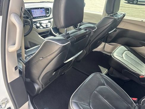 Used 2023 Chrysler Pacifica Limited w/ Uconnect Theater Family Group FWD image 21