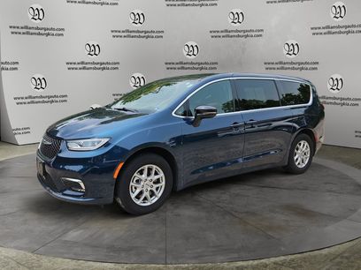 Used 2025 Chrysler Pacifica Select