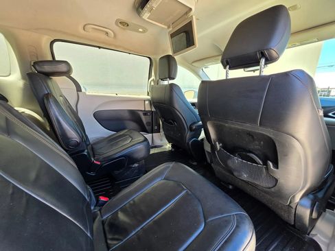 Used 2017 Chrysler Pacifica Touring-L FWD image 13