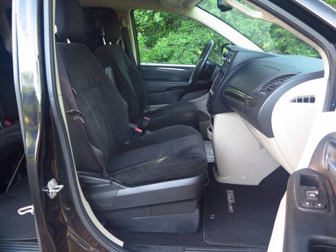 Used 2015 Dodge Grand Caravan American Value Package w/ UConnect Hands-Free Group FWD image 14