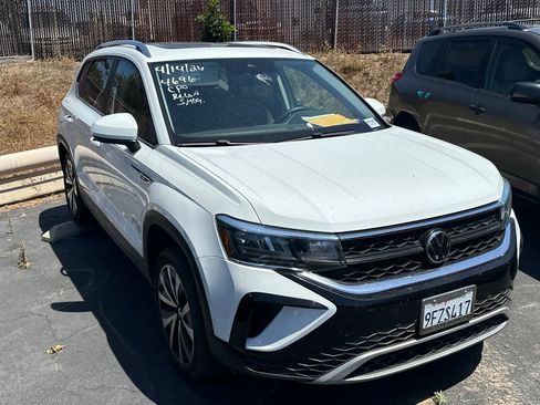 Used 2023 Volkswagen Taos SE w/ Panoramic Sunroof Package image 2