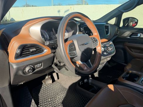 Used 2020 Chrysler Pacifica Limited w/ Advanced Safetytec Group image 17