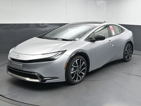 New 2025 Toyota Prius Plug-In Hybrid image 4