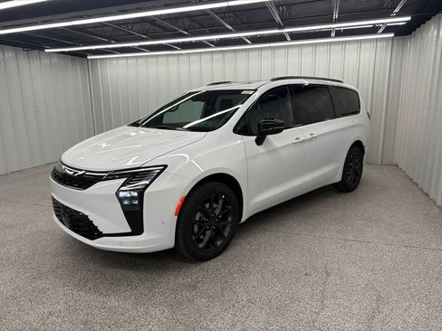 New 2027 Chrysler Pacifica Limited AWD/4WD image 3