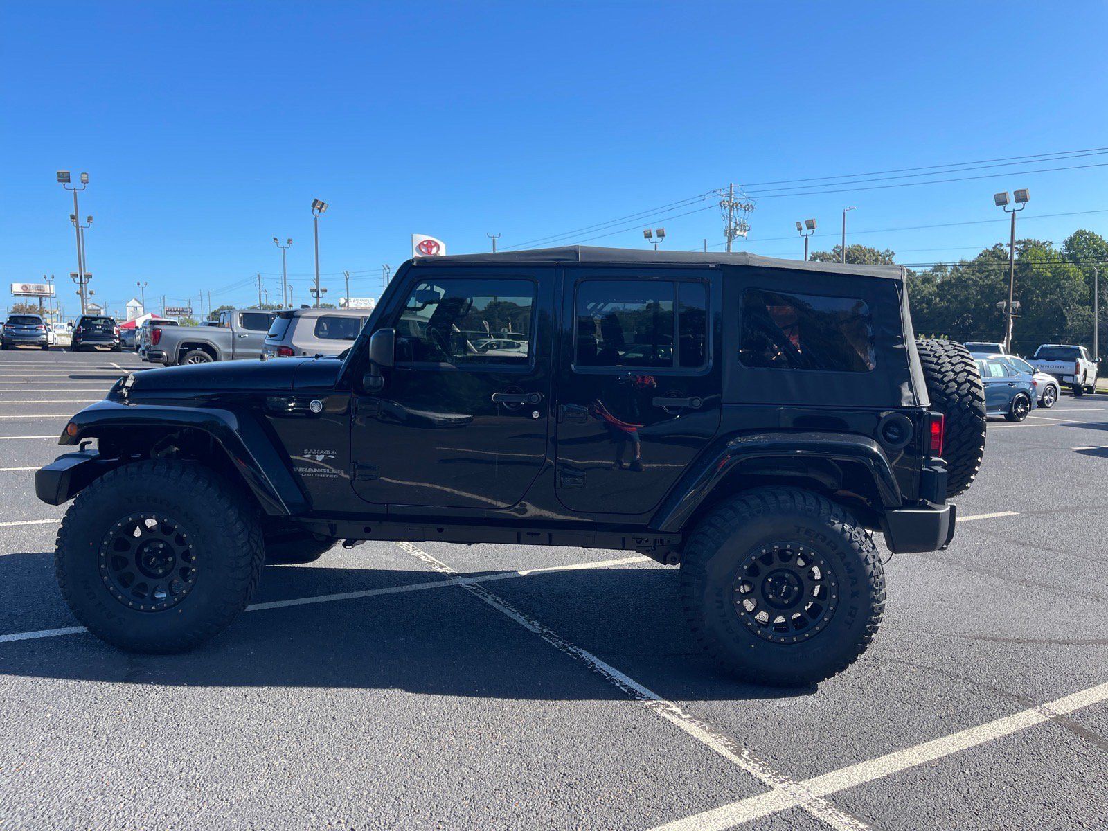 Used 2016 Jeep Wrangler Unlimited Sahara AWD/4WD image 13