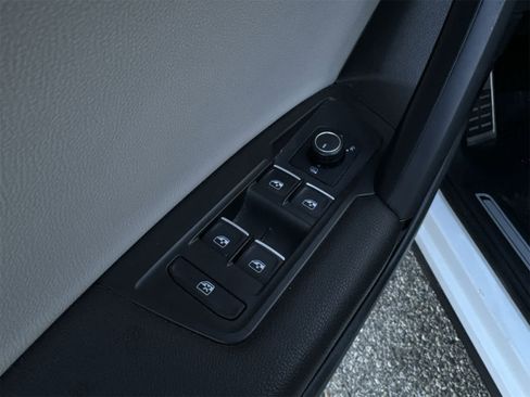 Used 2019 Volkswagen Tiguan SEL R-Line w/ 3rd Row Seat Package image 18