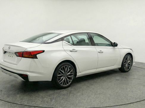 Used 2025 Nissan Altima 2.5 SV FWD image 9