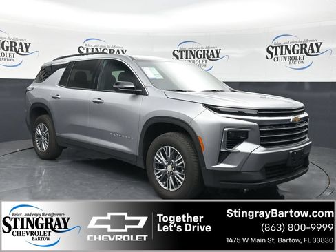 Used 2026 Chevrolet Traverse LT FWD image 1