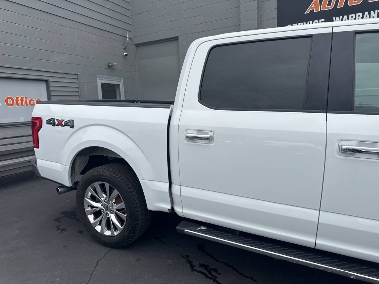 Used 2015 Ford F150 XLT w/ Equipment Group 301A Mid AWD/4WD image 9