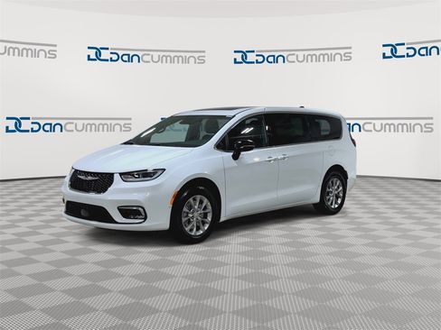 New 2026 Chrysler Pacifica Limited image 4