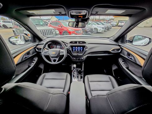 Used 2021 Chevrolet TrailBlazer ACTIV w/ Technology Package image 2