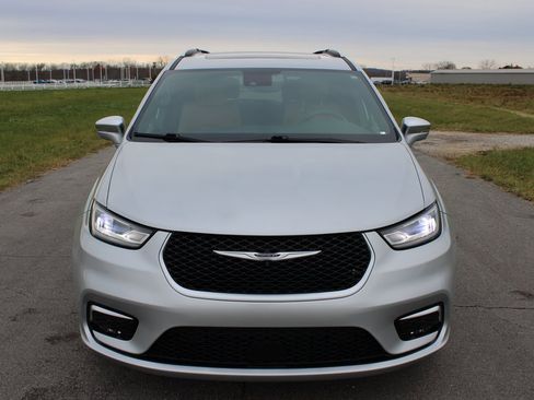 Used 2022 Chrysler Pacifica Pinnacle image 2