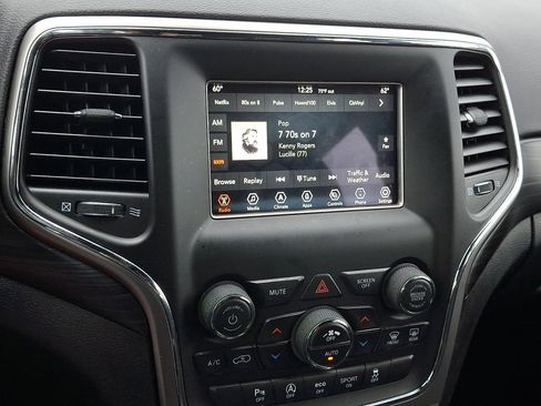 Used 2021 Jeep Grand Cherokee Laredo AWD/4WD image 26