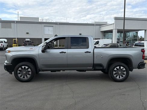Used 2024 Chevrolet Silverado 2500 Custom w/ Custom Value Package image 3