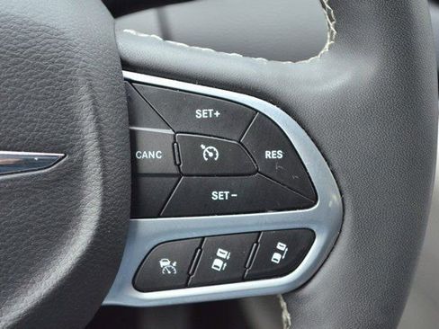 Used 2023 Chrysler Pacifica Touring-L image 21