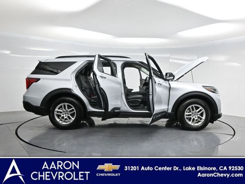 Used 2025 Ford Explorer Active w/ Active Comfort Package RWD image 3