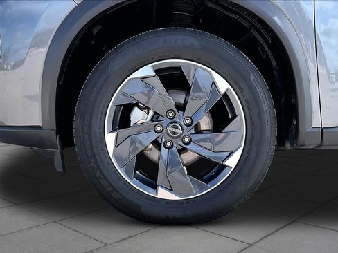 Certified 2025 Nissan Rogue SV FWD image 11