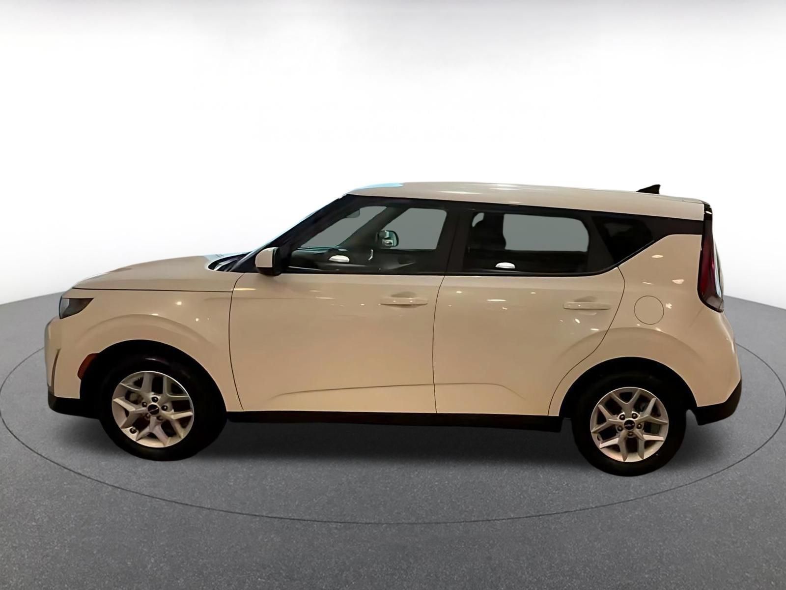 Used 2025 Kia Soul LX w/ LX Technology Package FWD image 7