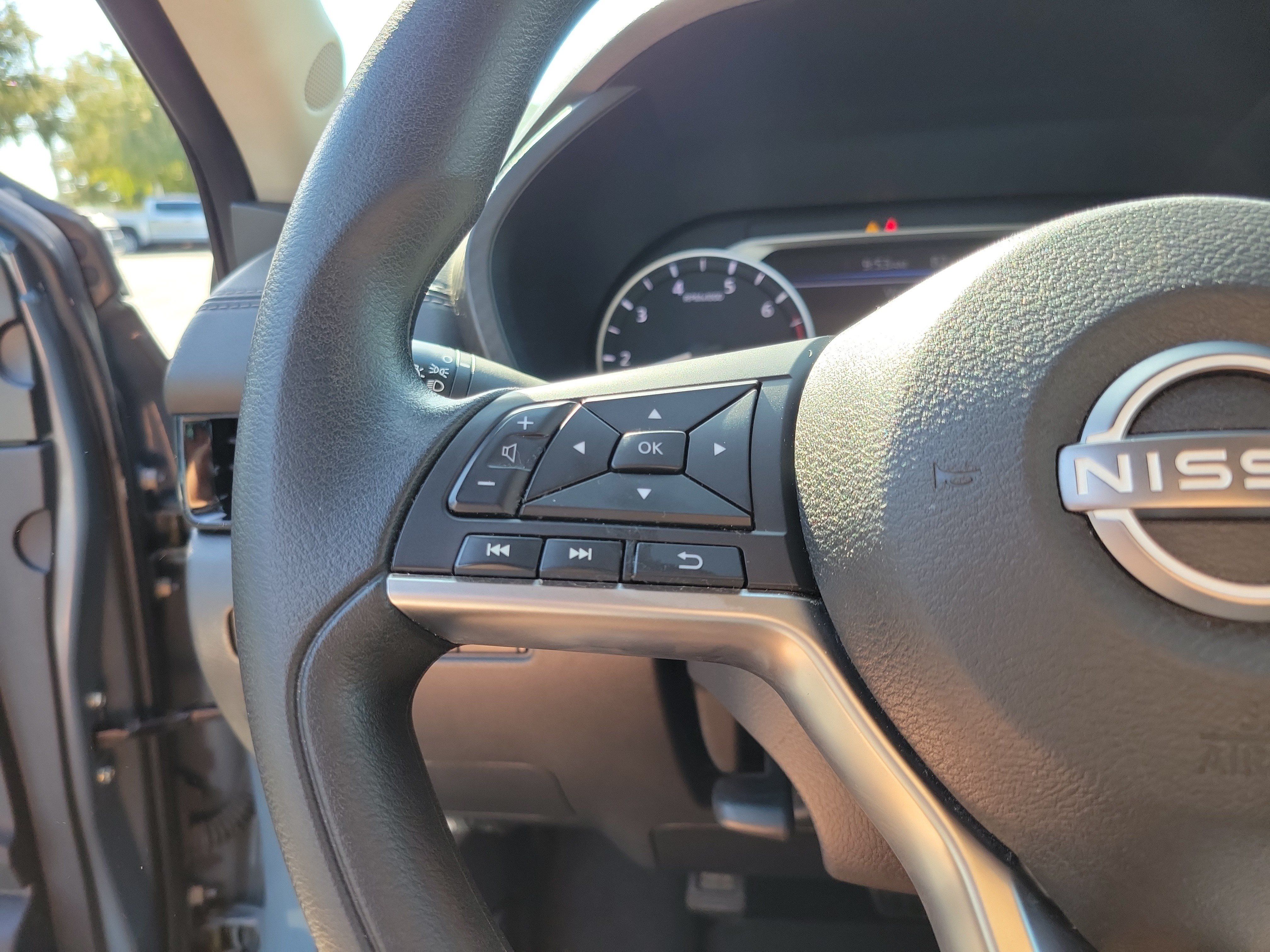 Used 2025 Nissan Sentra SV FWD image 17