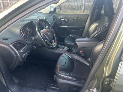 Used 2019 Jeep Cherokee Latitude Plus w/ Comfort/Convenience Group FWD image 10