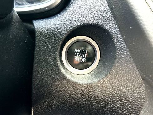 Used 2022 Toyota Corolla Cross XLE w/ Convenience Package FWD image 16