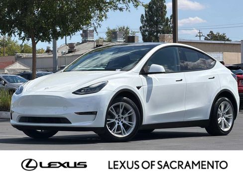 Used 2022 Tesla Model Y Long Range AWD/4WD image 1