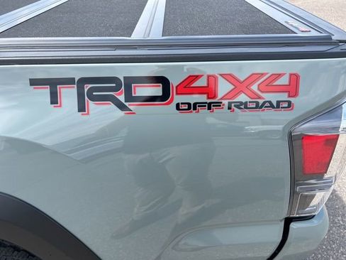 Used 2022 Toyota Tacoma TRD Off-Road w/ TRD Premium Off Road Package AWD/4WD image 10