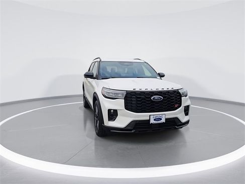 Used 2025 Ford Explorer ST image 3
