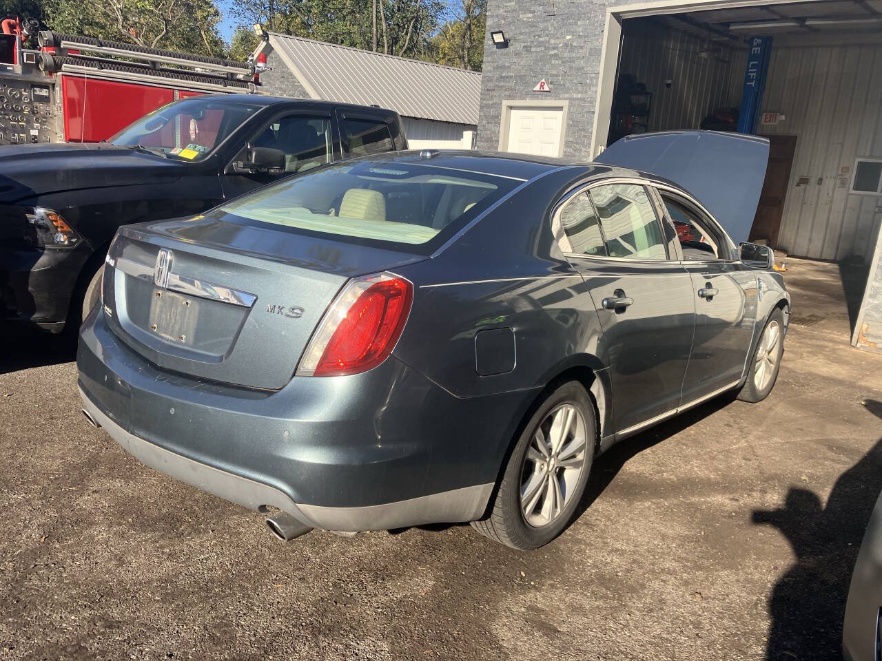Used 2010 Lincoln MKS FWD image 3