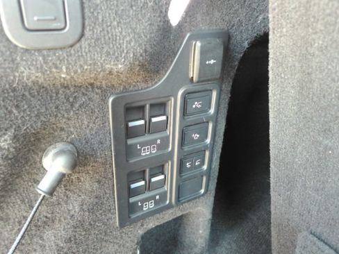 Used 2023 Land Rover Discovery S AWD/4WD image 30