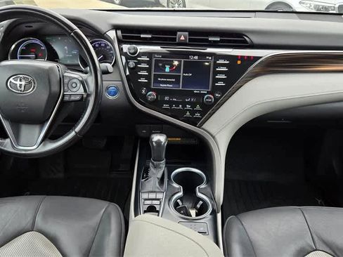 Used 2020 Toyota Camry XLE image 9