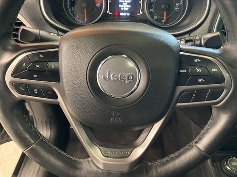Used 2019 Jeep Cherokee Latitude Plus w/ Comfort/Convenience Group image 16