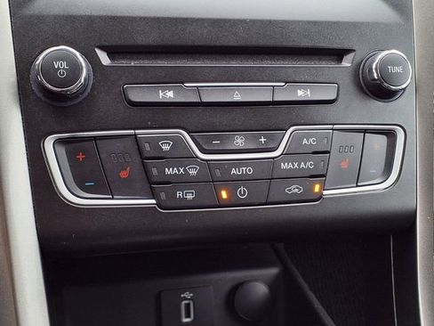 Used 2018 Ford Fusion SE w/ Equipment Group 602A FWD image 15