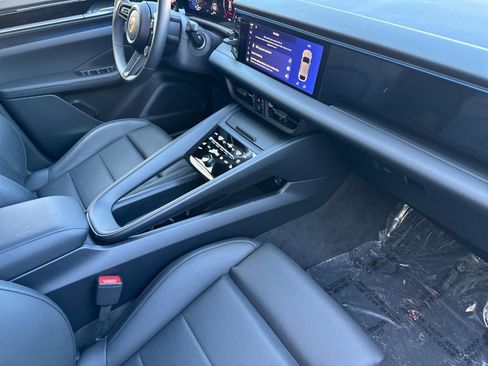 Certified 2025 Porsche Macan Electric RWD image 18