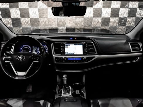 Used 2018 Toyota Highlander XLE FWD image 16