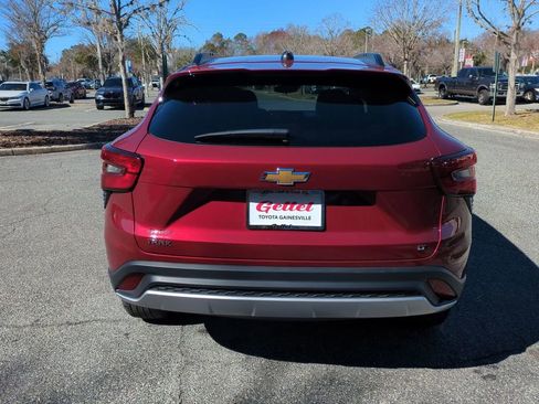 Used 2025 Chevrolet Trax LT w/ LT Convenience Package image 6